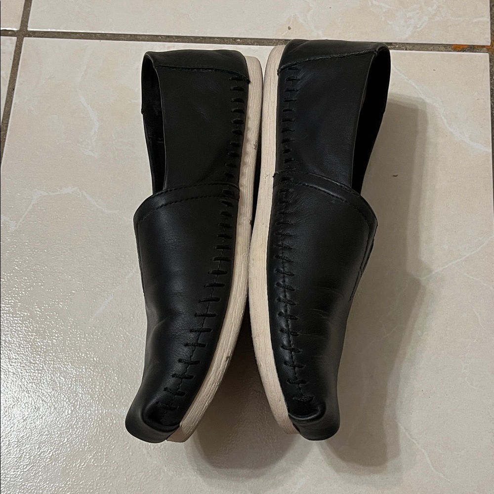 Toms Women's Black Leather Slip-On Loafers - Picture 2 of 8